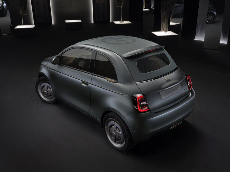 日前Giorgio Armani發表了與Fiat聯名的Fiat 500特殊塗裝小車，是時裝精品與汽車的又一跨界風格之作。圖 / 翻攝自ig @ giorgioarmani。