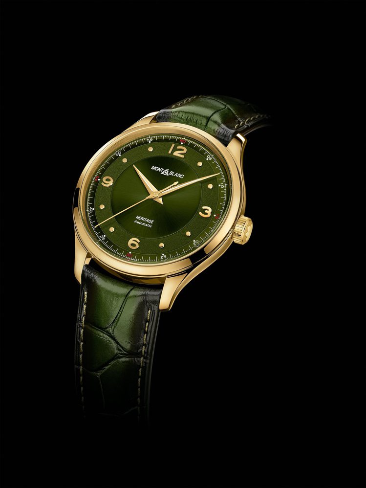 選用英國賽車綠色的傳承系列自動腕表（Ref.126464），黃K金的成色「撞」上英國賽車綠表面與皮表帶，湧現優雅復古情懷。約29萬4,000元。圖 / Montblanc提供。