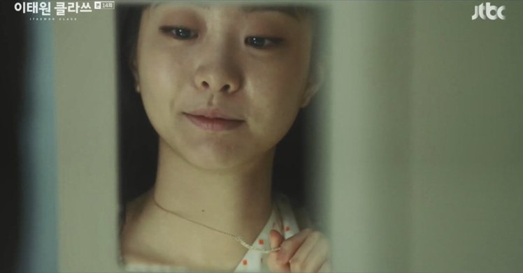 韓劇《梨泰院Class》女主角趙以瑞於劇中配戴Tiffany T Smile項鍊。圖／畫面取自網路