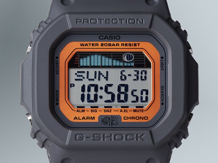 G-Shock GLX-5600MAD19腕表，表盤下方印有Madness Logo。