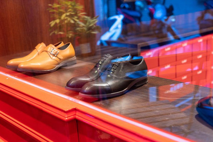 雖然未使許用皮革，但鞋履的形體、設計也與一般正式皮鞋無二，具備商務場合的穿著正式性。圖 / Gullar提供。
