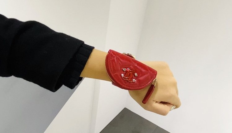 香奈兒春夏其中一款手腕包結合了標誌性的菱格紋搭配雙C Logo，分為兩種尺吋，可以裝零錢、卡片、化妝品等。記者吳曉涵／攝影
