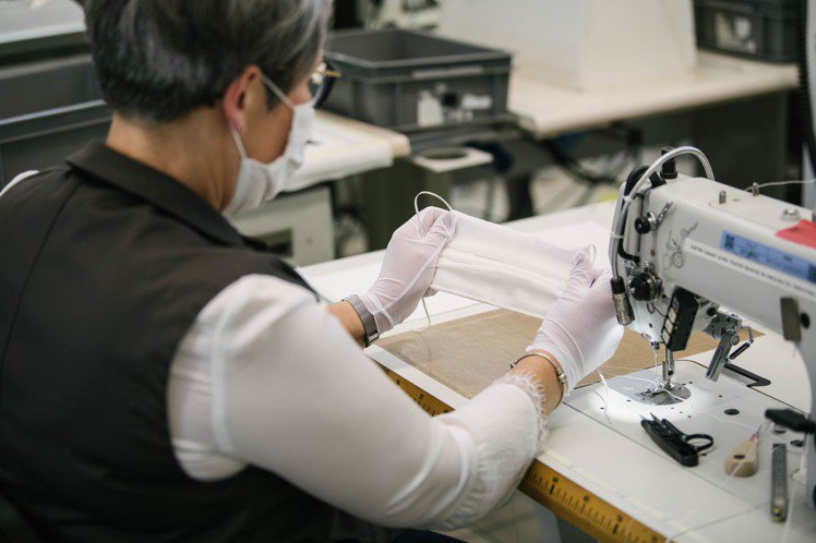 路易威登動宣佈口罩生產線正式開始製造，由22名工匠自願參與項目，。圖／LV提供