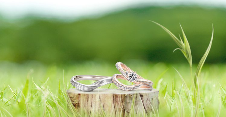 K.UNO木目金系列的Arietta Fianco訂婚鑽戒及對戒，透過代代相傳的金工技藝，賦予戒指豐富的金屬紋理層次。圖 / K.UNO提供。