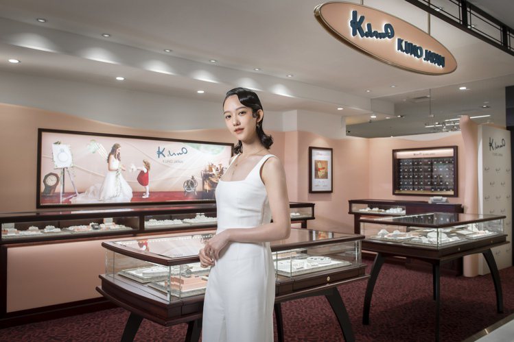 孟耿如今日出席日本珠寶品牌K.UNO新品發表，並配戴上木目金系列珠寶。圖 / K.UNO提供。