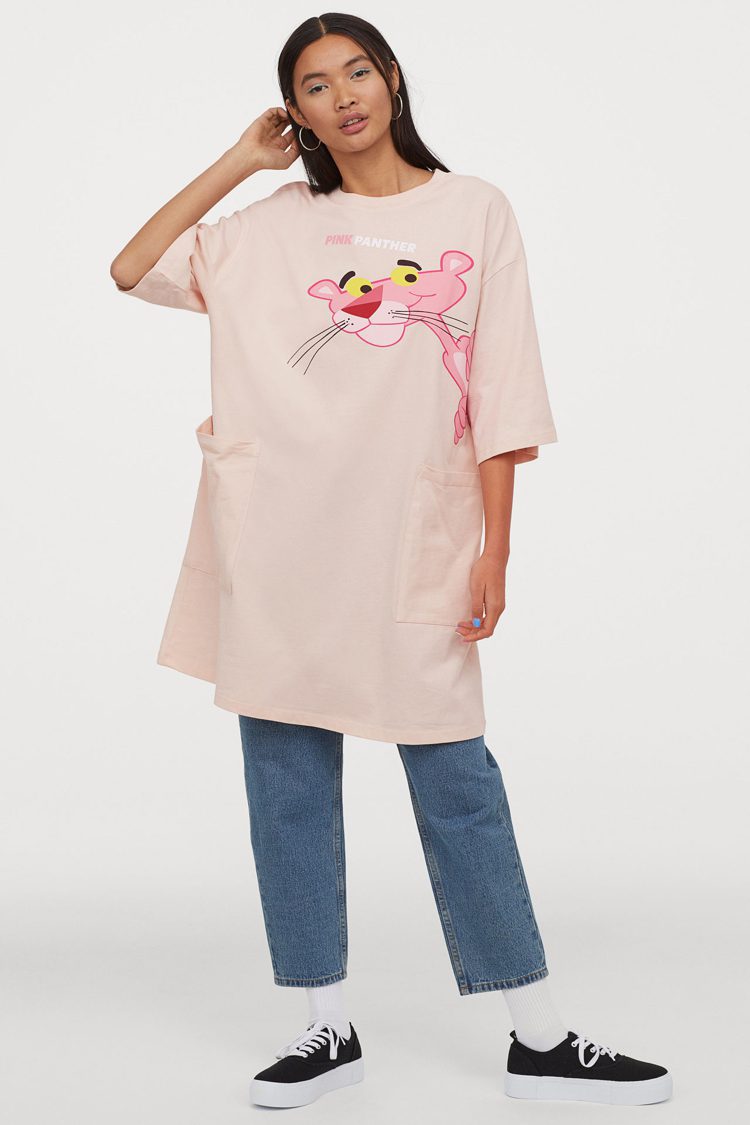 H&M Divided亞洲時尚頑皮豹系列淡粉色長版T恤499元。圖／H&M提供