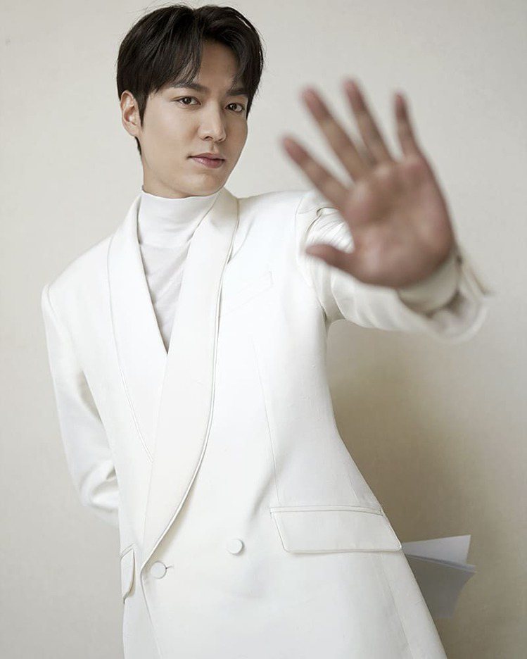 李敏鎬身穿韓國設計師品牌KIMSEORYONG西裝，宣傳新劇《The King：永遠的君主》。圖／取自MYM Entertainment IG