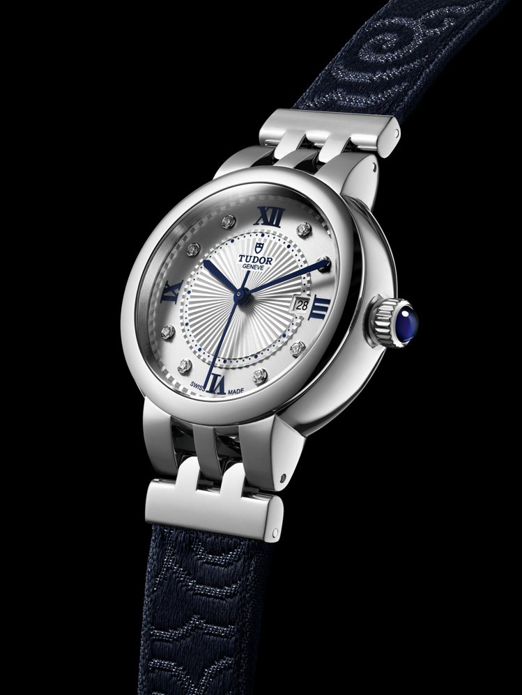 使用了織紋表帶、鑲鑽表面的TUDOR Clair De Rose腕表，精鋼表殼、時間顯示，價格店洽。圖／TUDOR提供。