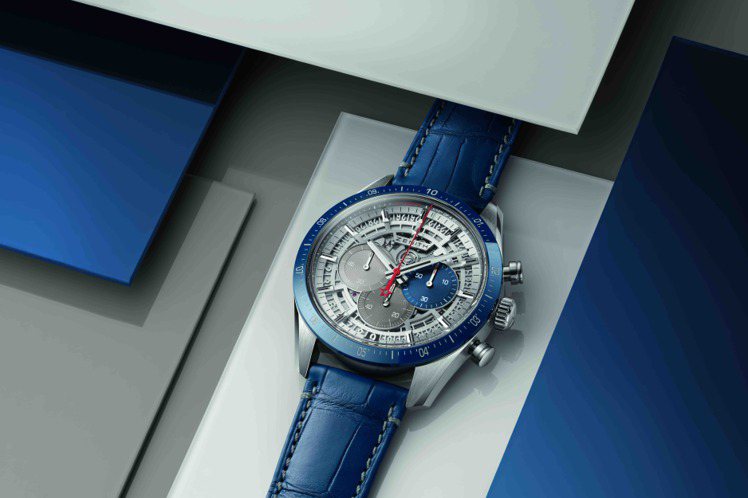 ZENITH CHRONOMASTER 2腕表，42毫米鈦金屬表殼搭配藍色陶瓷表圈，34萬5,400元。圖／真力時提供