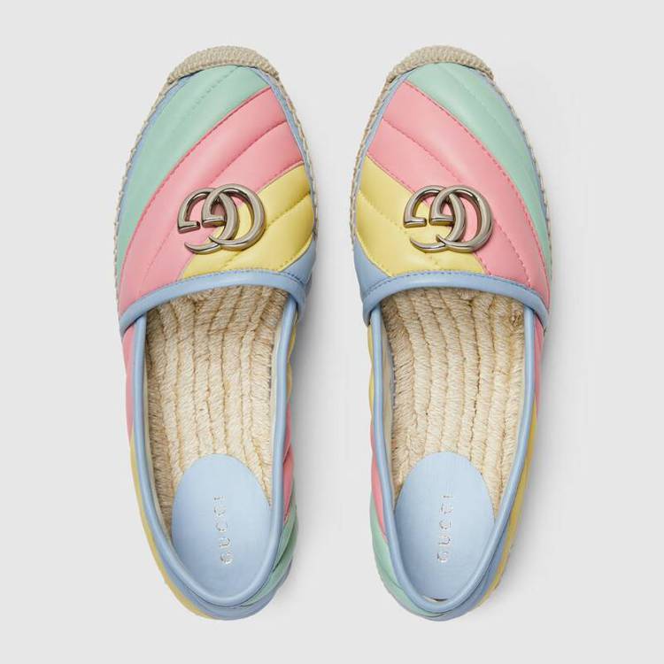 GG Marmont Pastel系列草編鞋。圖／摘自GUCCI官網