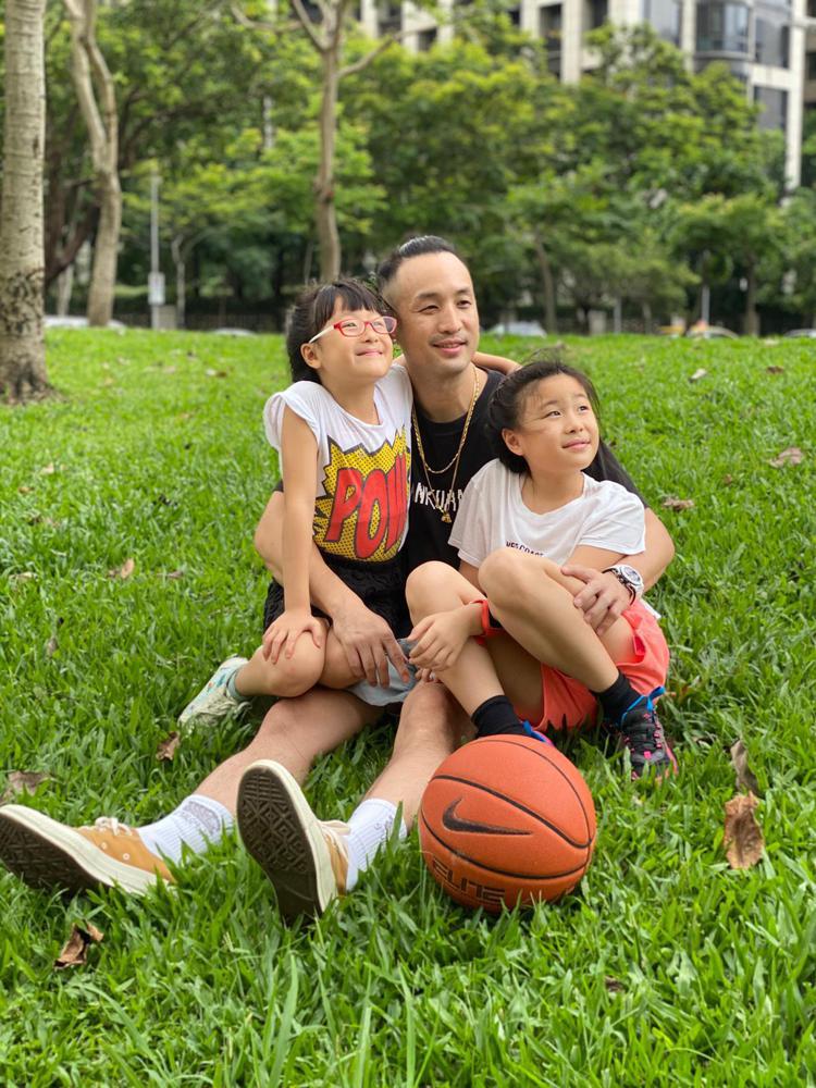 唐志中陪女兒打籃球，手上配戴HUBLOT Big Bang Unico白色陶瓷計時碼表。圖／取自唐志中臉書