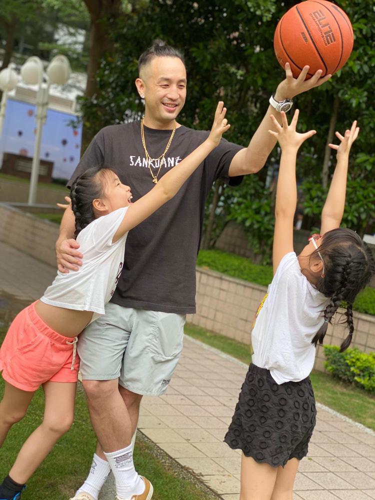 唐志中陪女兒打籃球，手上配戴HUBLOT Big Bang Unico白色陶瓷計時碼表。圖／取自唐志中臉書