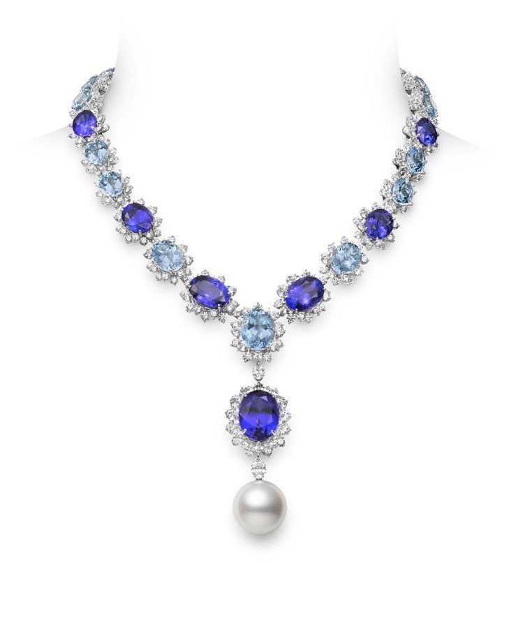 迪麗熱巴配戴的MIKIMOTO頂級珠寶系列南洋珍珠丹泉石藍寶項鍊項鍊，價格店洽。圖／MIKIMOTO提供