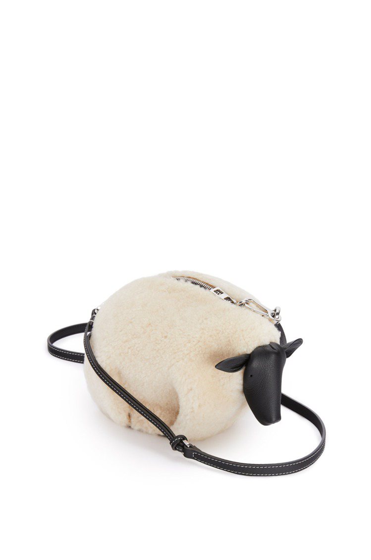 Animals小羊造型肩背包，57,000元。圖／LOEWE提供