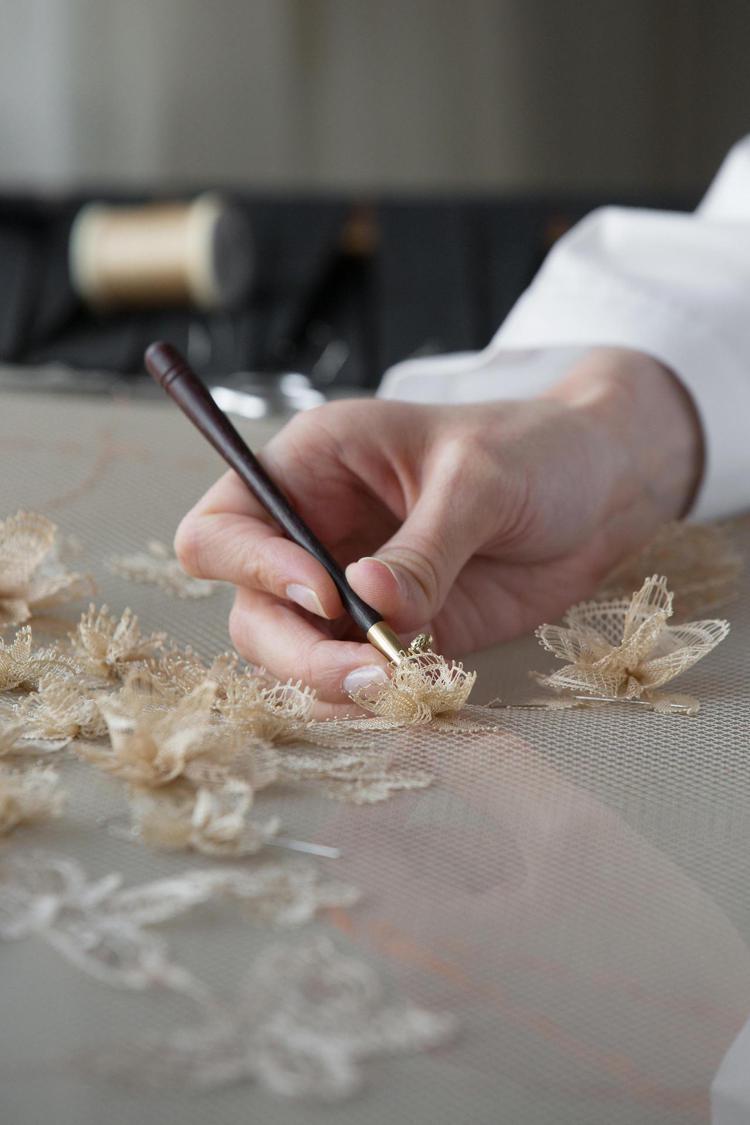 刺繡工坊手工縫製的立體花朵、蝴蝶。圖／DIOR提供