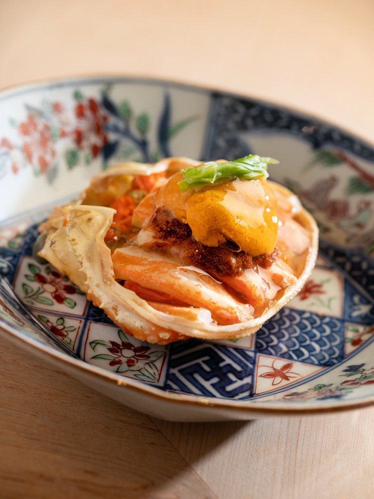 鮨ます田的「海膽香箱蟹」展現極致海味。圖／台北文華東方酒店提供