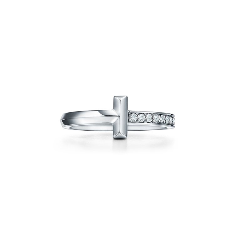 Tiffany T1 18K白金窄版鑲鑽戒指，56,000元。圖／TIFFANY提供