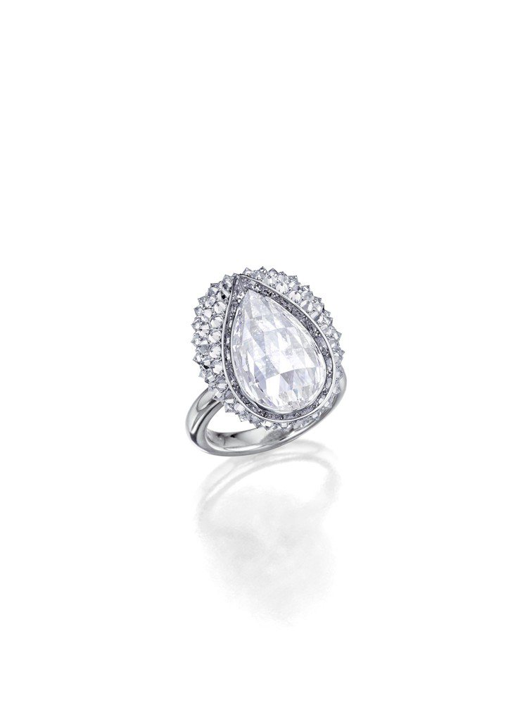 蘇富比鑽石攜手華裔設計師劉孝鵬創作的豆莢戒指，價格私洽。圖／蘇富比提供