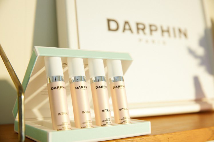 DARPHIN朵法全效舒緩濃縮修護精華／7ml*4／4,800元。圖／DARPHIN朵法提供