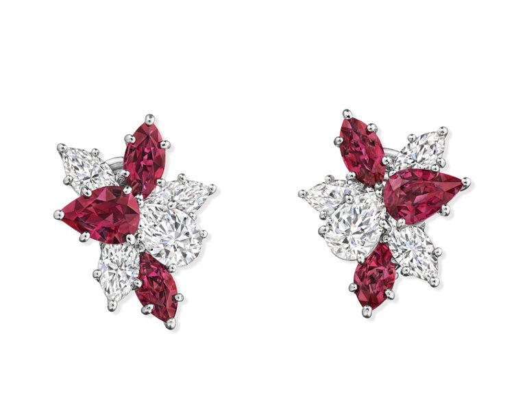 海瑞溫斯頓Winston Cluster系列紅寶石鑽石耳環同時結合兩種不同切割的紅寶石與鑽石鑲嵌，宛如懸空盛放的奇蹟之花，價格店洽。圖 / Harry Winston提供。