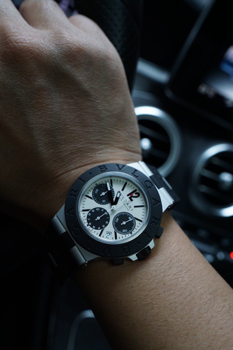 最夯話題就是這款獲得今年日內瓦鐘錶大賞GPHG最佳復刻腕表大獎的Aluminium 40計時款。圖／李岳龍提供