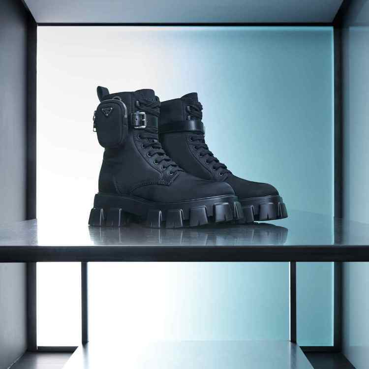 Re-Nylon再生尼龍系列短靴搭配厚實的橡膠鞋底，防潑水的尼龍面料也可以維持一定程度的乾爽效果。圖／Prada提供