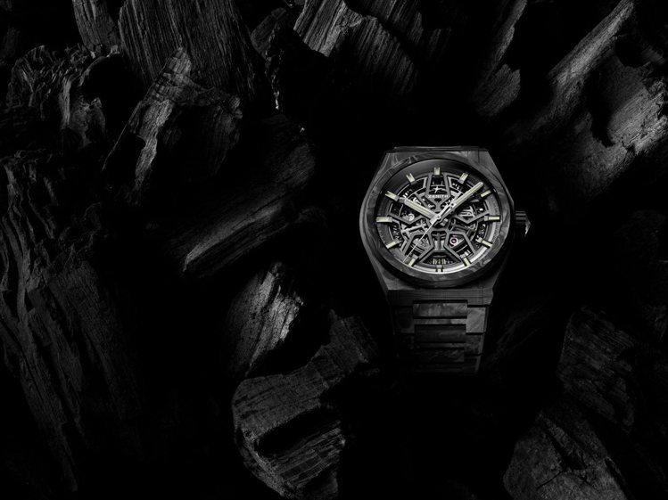 真力時DEFY Classic碳纖維腕表，64萬6,300元。圖／真力時提供