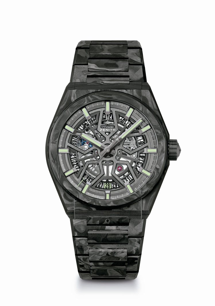 真力時DEFY Classic碳纖維腕表，64萬6,300元。圖／真力時提供