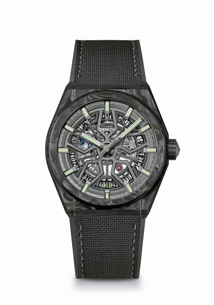 真力時DEFY Classic碳纖維腕表，38萬6,500元。圖／真力時提供