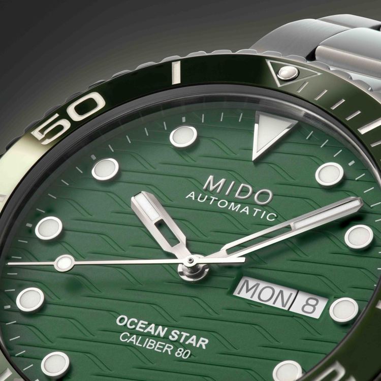 具有時間、日期、星期功能顯示的MIDO Oceanstar 200米海洋之星潛水腕表，防水、走時精準，機能性強。圖 / MIDO提供。 釋俊哲