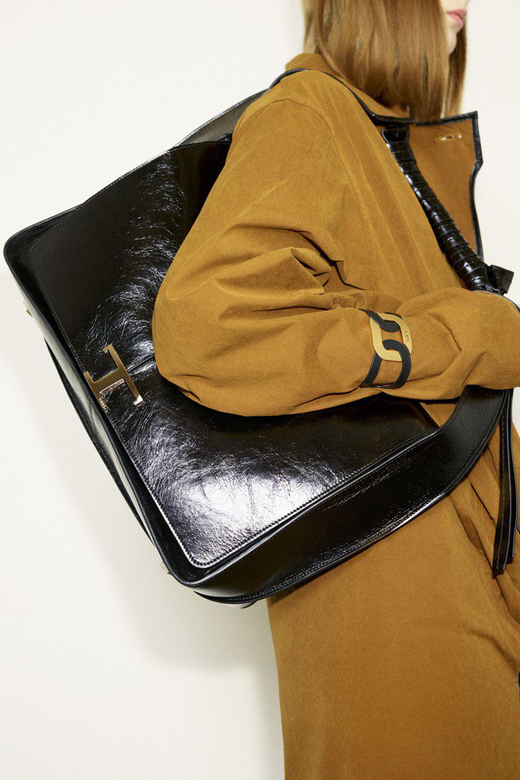TOD’S在秋冬季也推出多款誇大體積的漆皮手袋。圖／TOD’S提供