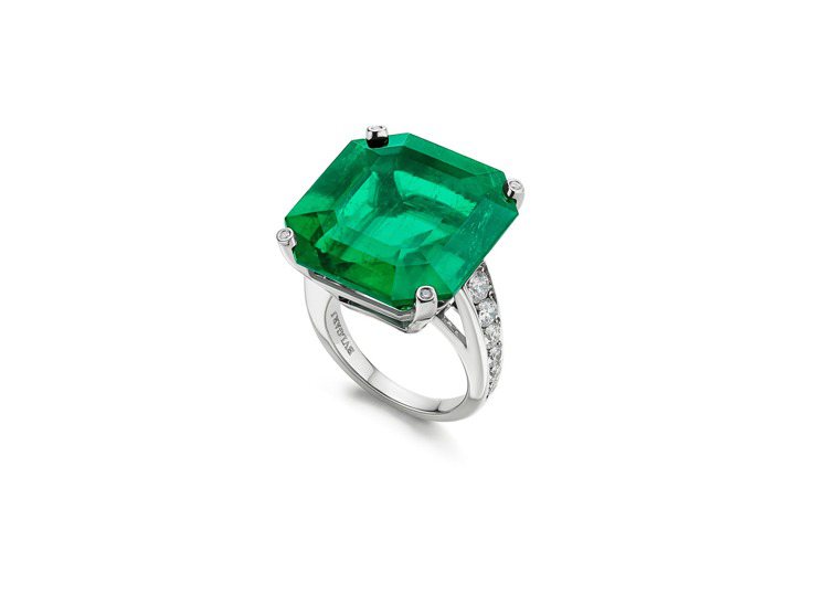 BVLGARI BAROCKO系列頂級祖母綠與鑽石戒指，鉑金鑲嵌單顆約30.46克拉無油處理長方形切割哥倫比亞祖母綠、鑽石，約3億元。圖／寶格麗提供