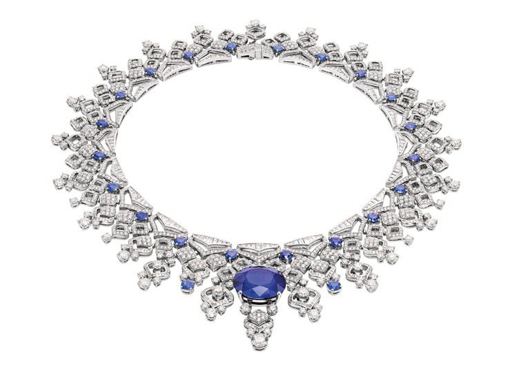 BVLGARI BAROCKO系列Sapphire Lace頂級藍寶石與鑽石項鍊，鉑金鑲嵌約28.11克拉橢圓形切割藍寶石主石、1顆1.05克拉圓形明亮切割主鑽、22顆圓形切割藍寶石共約13.72克拉、鑽石，約1.4億元。圖／寶格麗提供