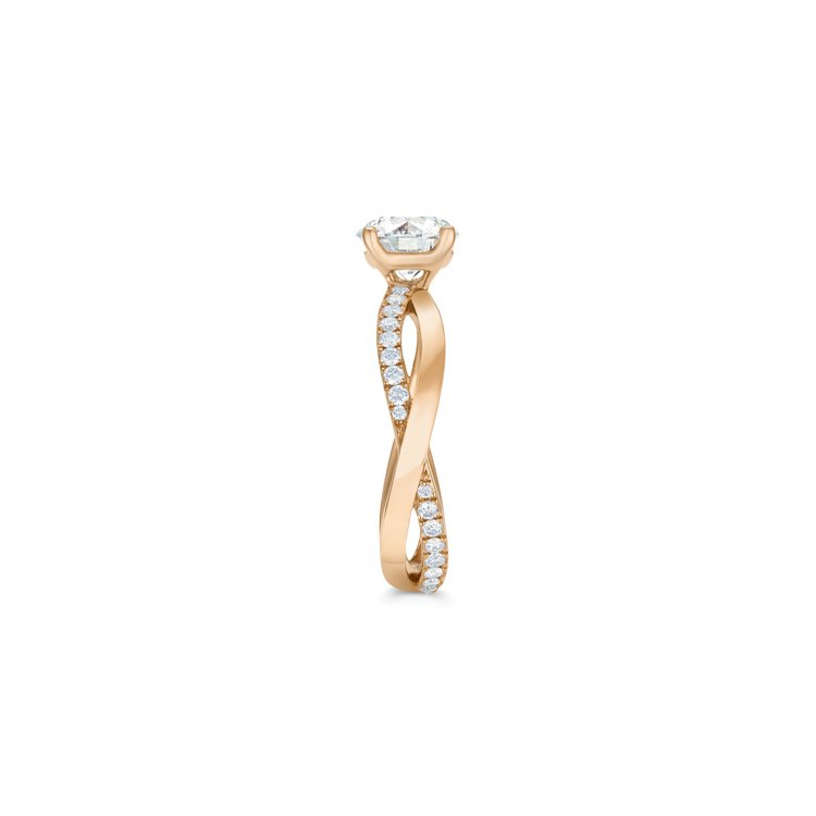Infinity 18K玫瑰金圓形明亮式鑽石戒指，主鑽0.70克拉起，約23萬4,000元起。圖／De Beers提供