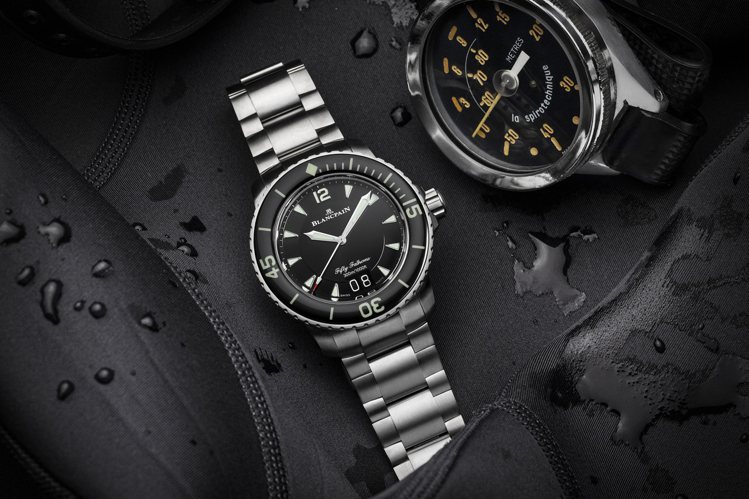 Blancpain五十噚大日曆自動潛水腕錶表，以「噚」為潛水單位，表款並具備120小時動力儲存 、大日期顯示、單向旋轉藍寶石表圈 與防水300米性能，64萬1,000元。圖 / Blancpain提供。