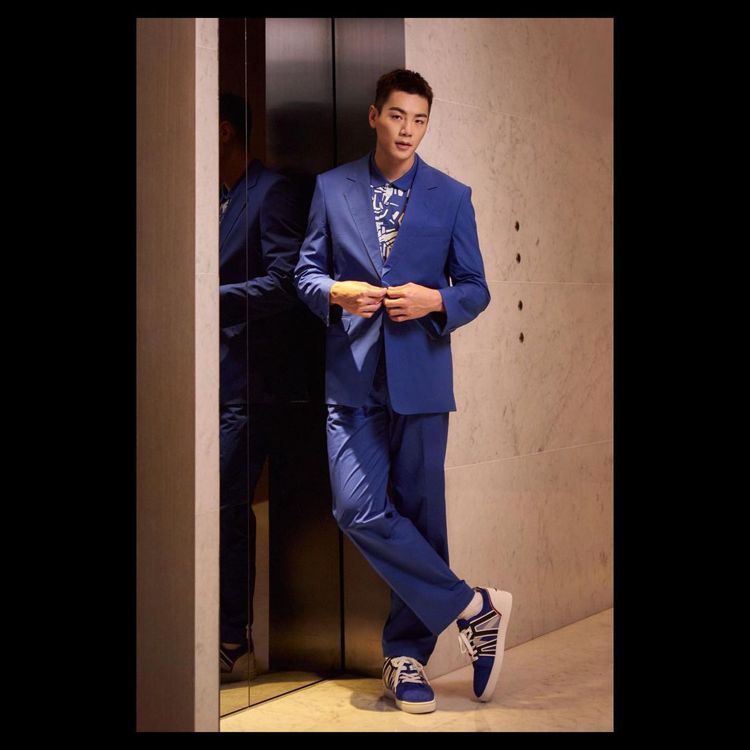 何浩辰選搭BOSS藍色西裝、Christian Louboutin大西洋藍色新款Vida Viva運動鞋。圖／取自IG
