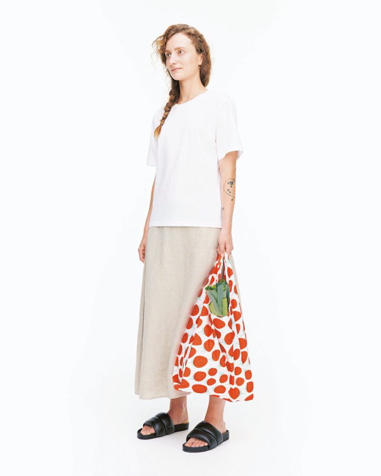 Mansikka印花環保購物袋，1,290元。圖／Marimekko提供