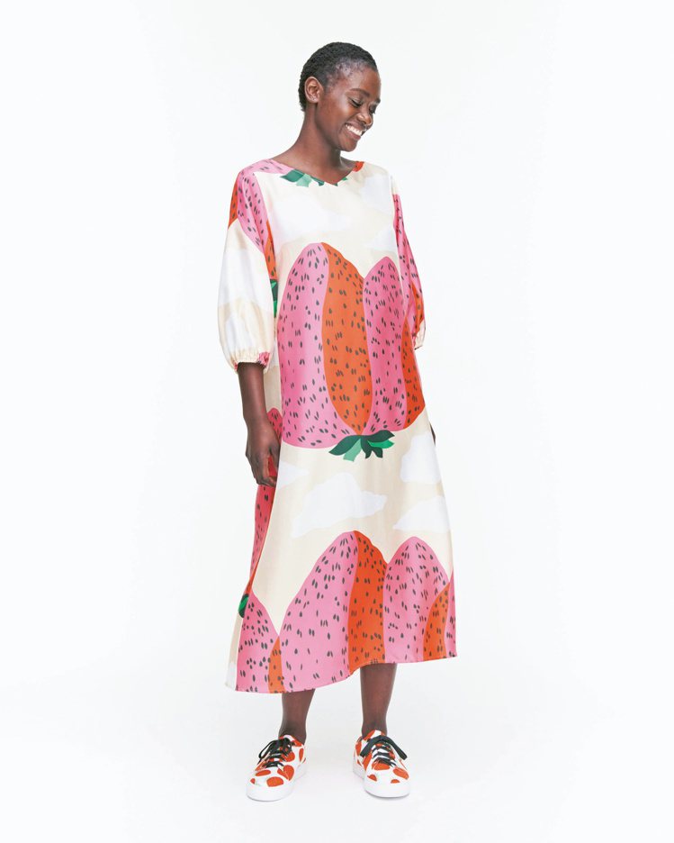 Mansikkavuoret印花洋裝，18,650元。圖／Marimekko提供