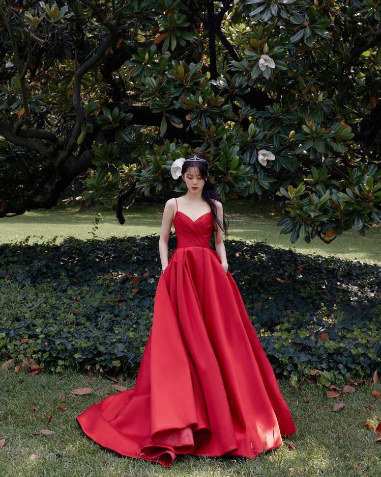 歐陽娜娜穿紅色細肩蓬裙禮服搭配小皇冠的造型，被微博網友比喻為「像是從迪士尼跑出來的公主」。圖／摘自IG