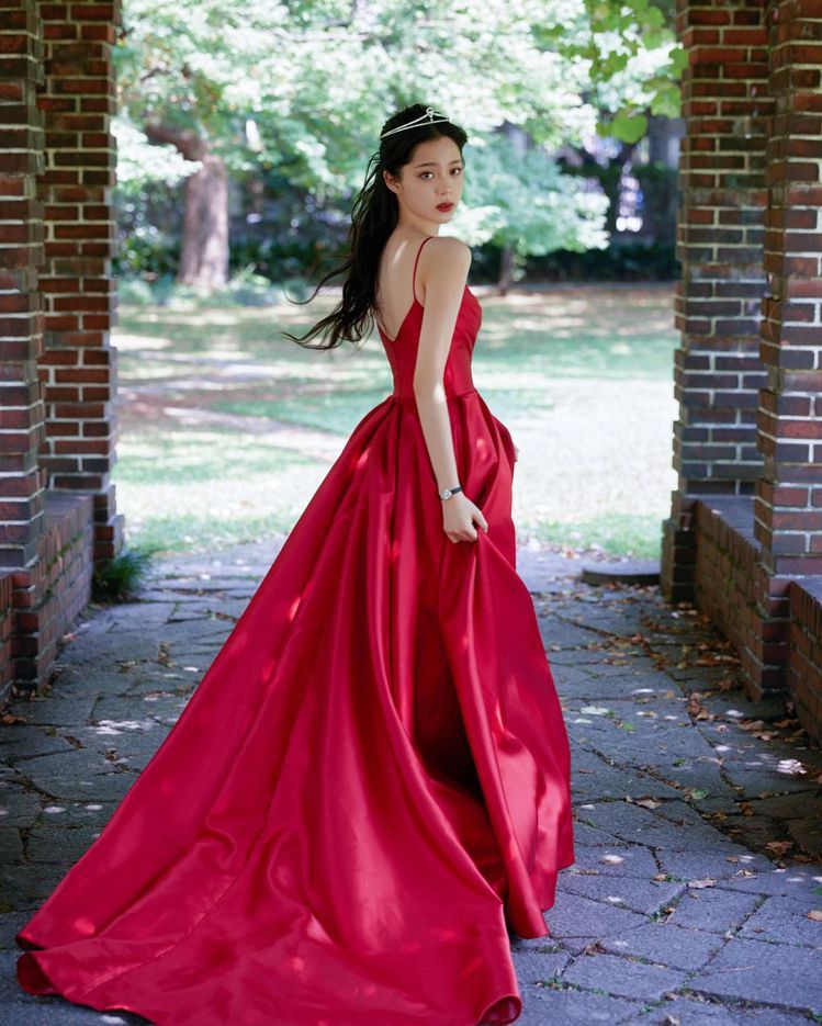 歐陽娜娜穿紅色細肩蓬裙禮服搭配小皇冠的造型，被微博網友比喻為「像是從迪士尼跑出來的公主」。圖／摘自IG