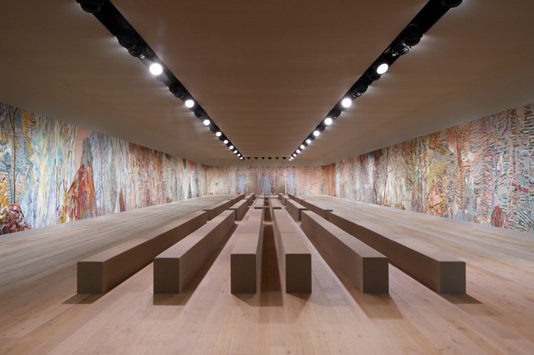 法國藝術家Eva Jospin的作品《Chambre de Soie》被幻化為秀場內一整面的刺繡牆。圖／DIOR提供