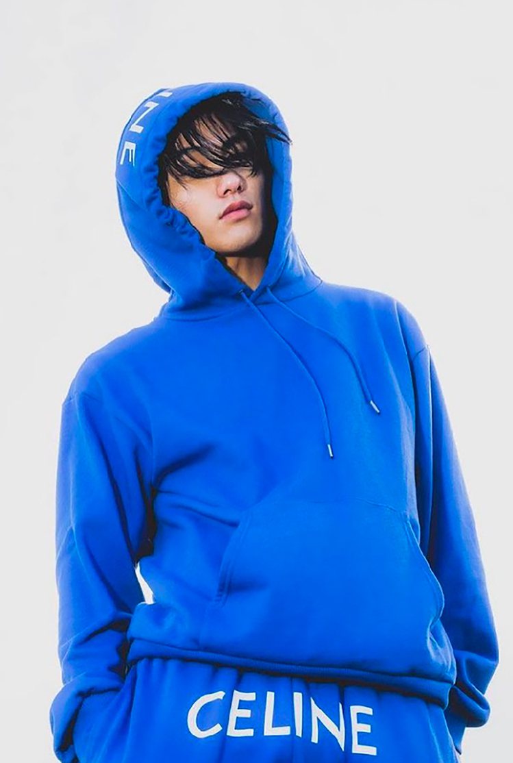 日本男星大平修蔵以獨具風格的方式表現CELINE秋冬運動服。圖／CELINE BY HEDI SLIMANE提供