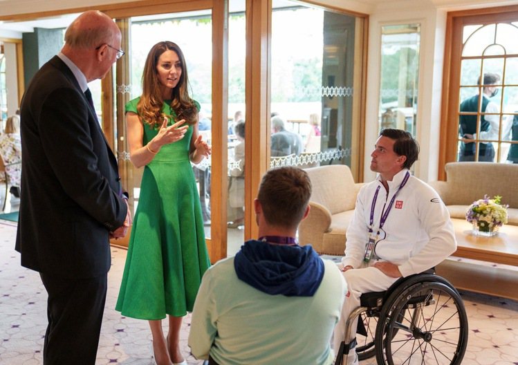 凱特王妃現身溫布頓女單冠軍賽時，身穿愛牌Emilia Wickstead綠色洋裝。圖／摘自facebook