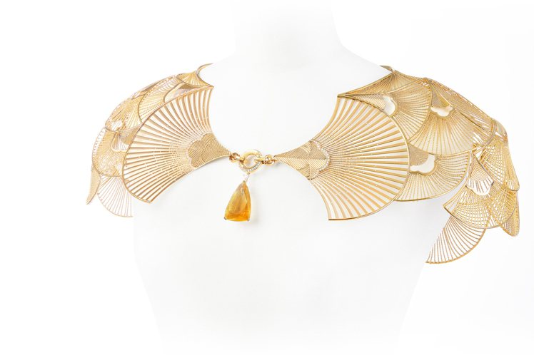 Boucheron頂級珠寶系列Cape de Lumière璀璨披肩，鑲嵌1顆黃水晶主石約 81.61克拉、851顆鑽石約 5.59克拉，價格店洽。圖 / 寶詩龍提供。