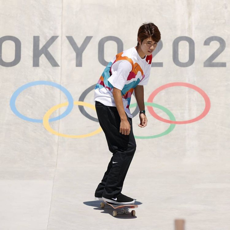 日本好手堀米雄斗在奧運滑板比賽一戰成名順利奪金，身上所穿戰袍也受到熱烈討論。圖／摘自instagram