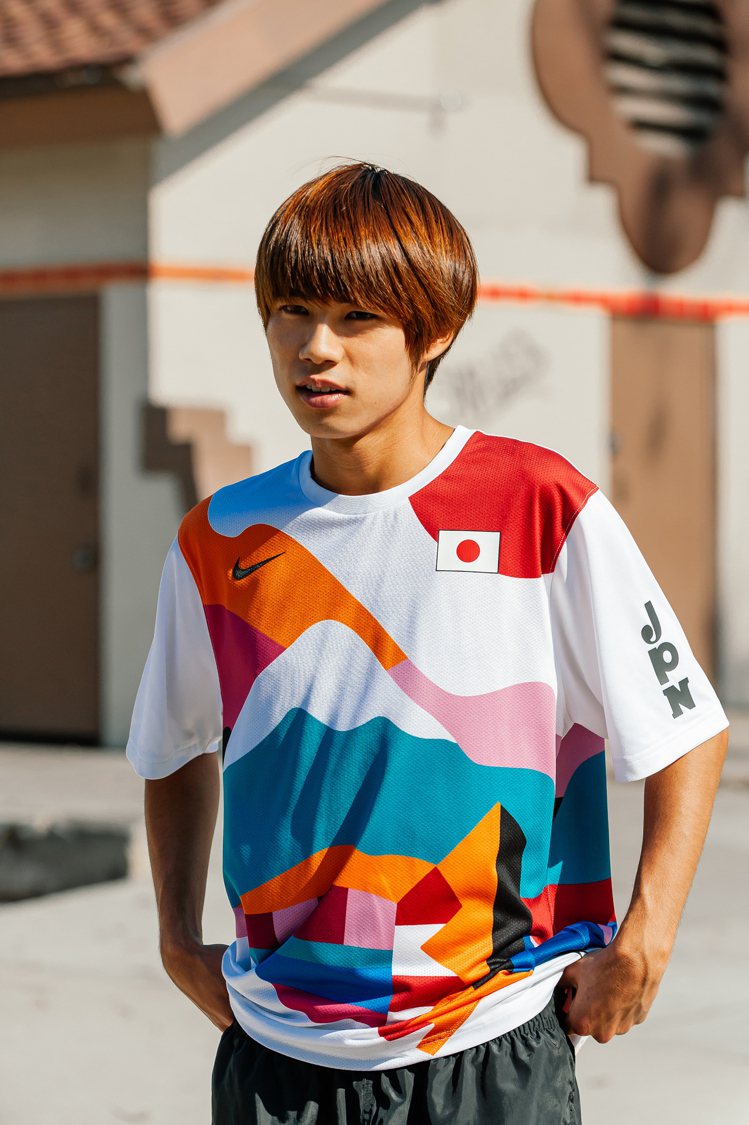 日本好手堀米雄斗在奧運滑板比賽所穿的戰袍，由NIKE與藝術家Piet Parra共同打造。圖／NIKE提供