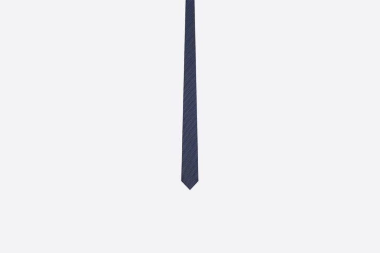 DIOR OBLIQUE海軍藍緹花絲綢領帶，7,400。圖／DIOR提供