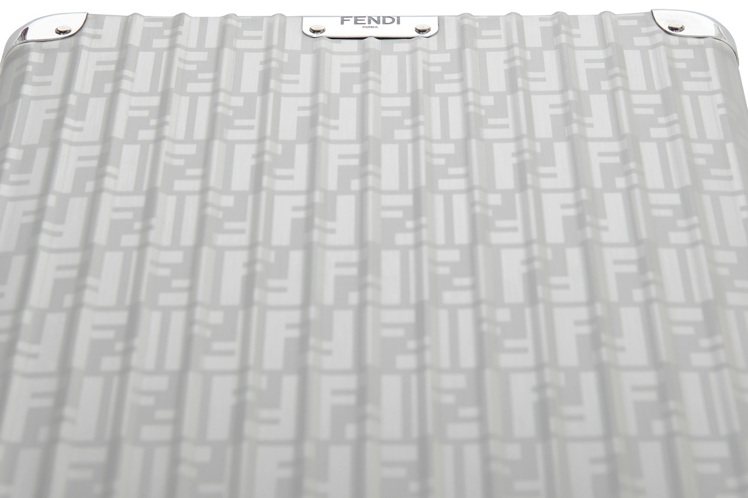 在行李箱上以髮絲紋的效果把標誌性的FF Logo圖案點綴在鋁材上，低調有型，並可以隨著光線變化能展現更多不同的視覺效果。圖／FENDI提供