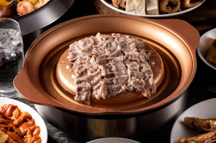 韓式烤肉吃到飽銅盤用餐另計10%服務費。圖／豆府提供