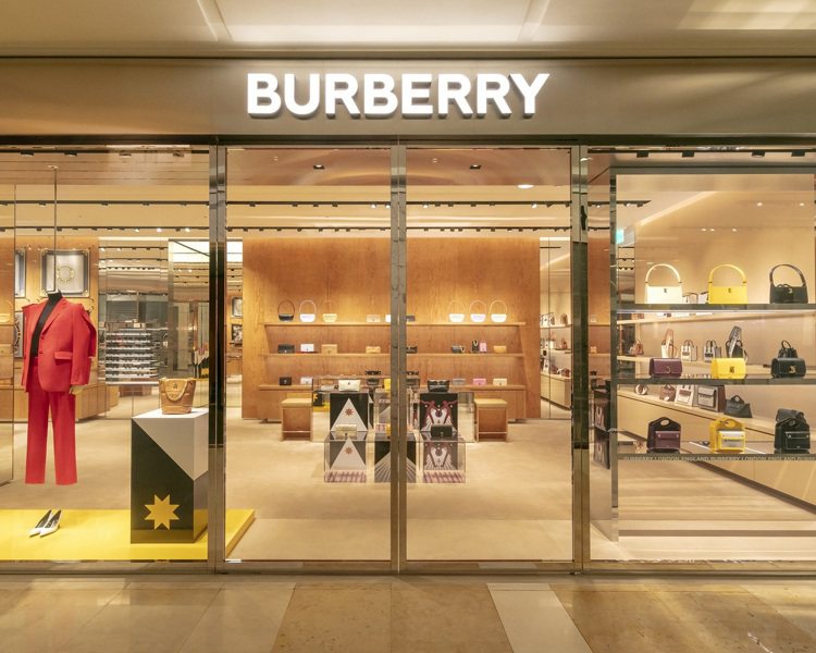 BURBERRY新光三越台中中港店販售品項齊全的男女服飾、配件等單品。圖／BURBERRY提供